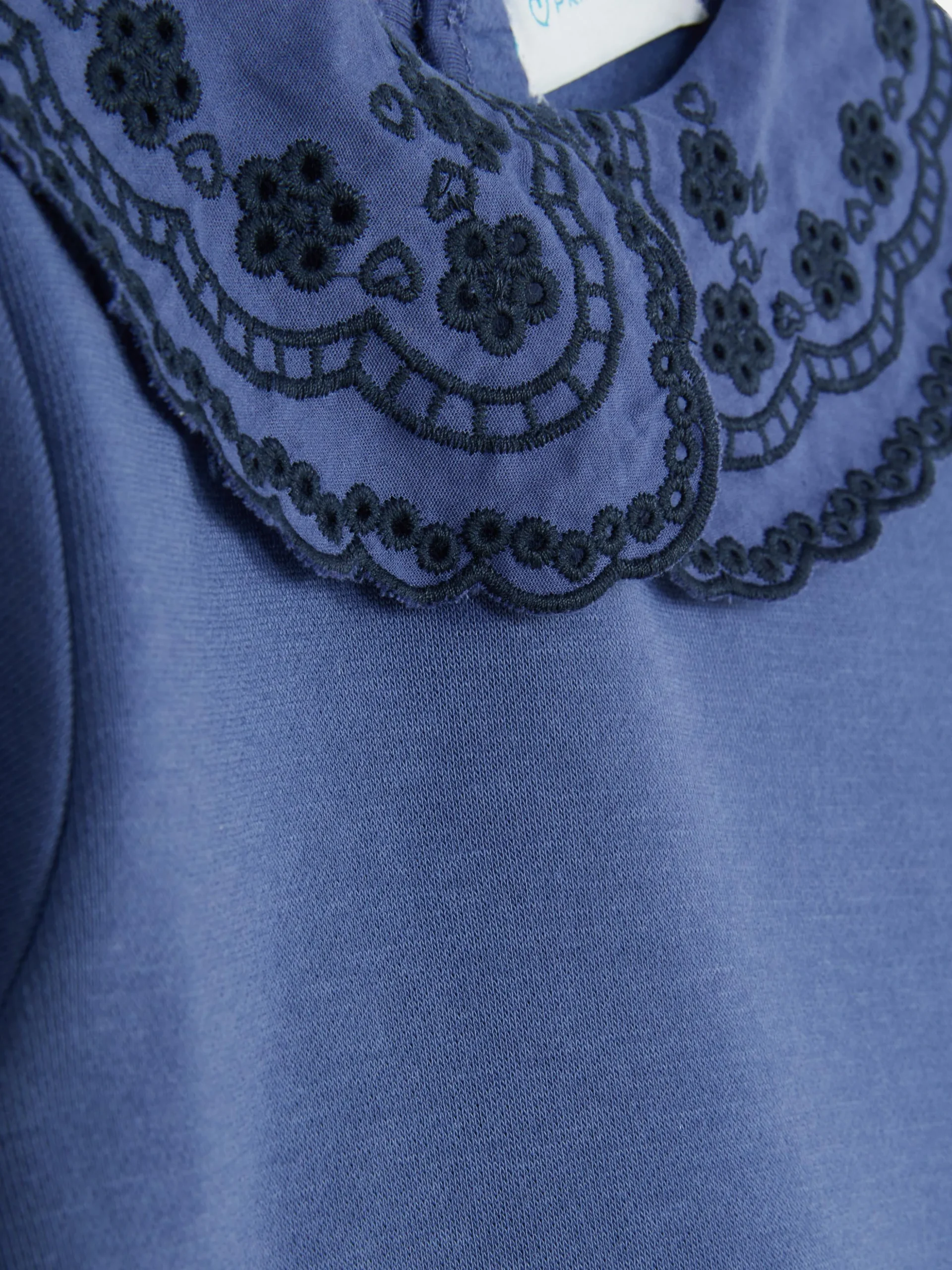 robe_sweatshirt_en_broder_2.webp Robe Sweat-shirt En Broderie Anglaise