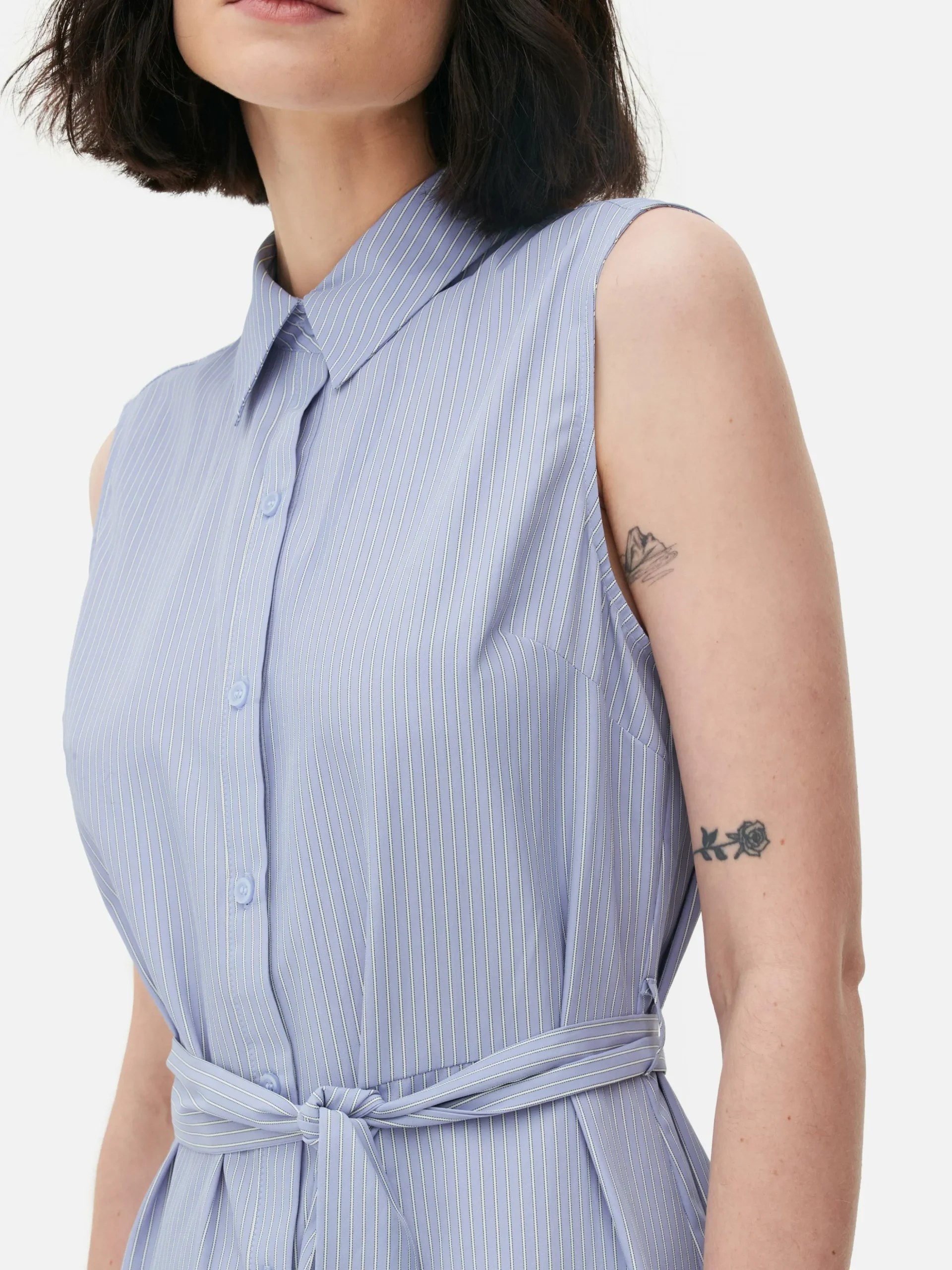 robechemise_milongue_sans_2.webp Robe-chemise Mi-longue Sans Manches