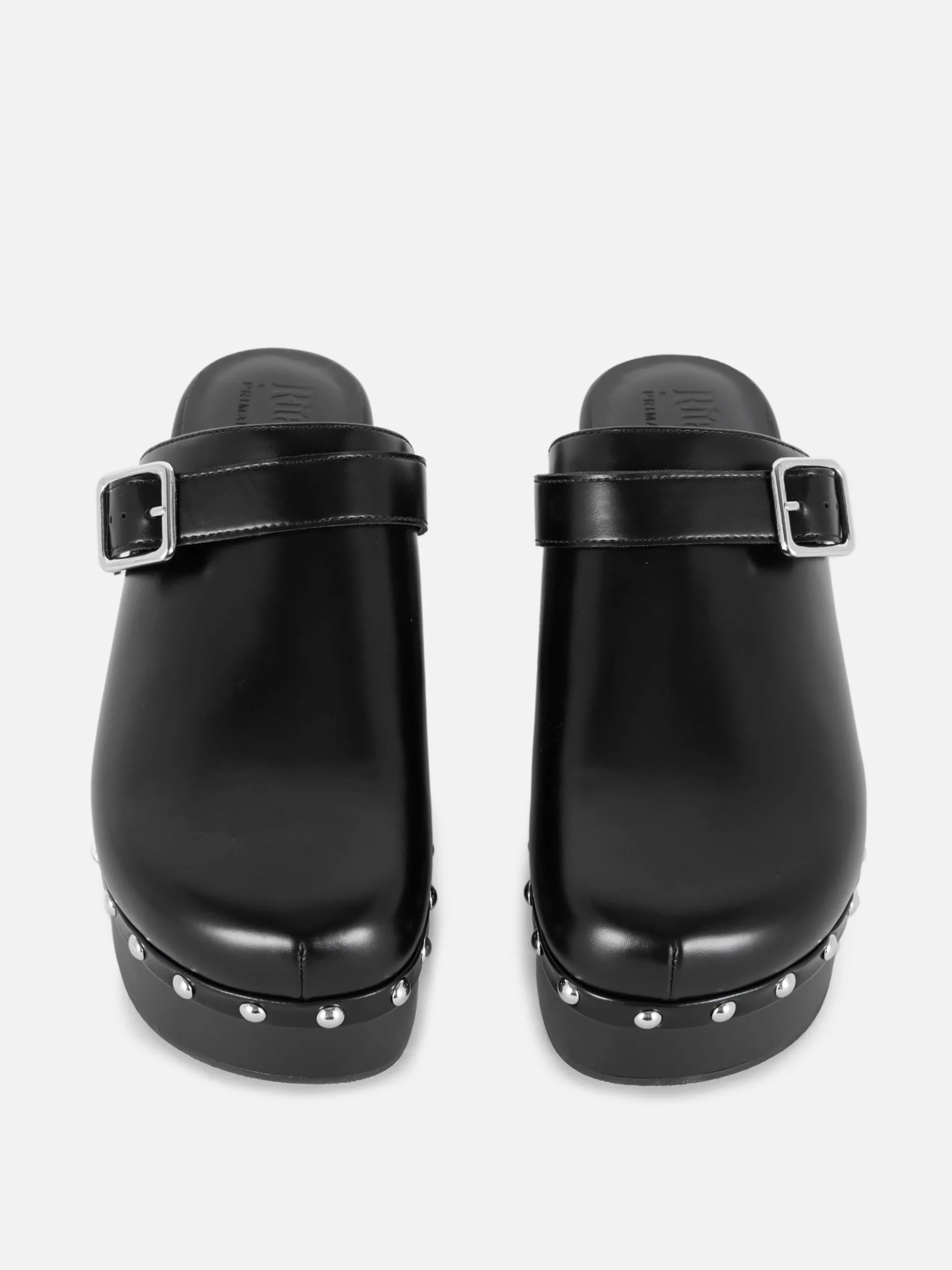 sabots_clouts__talon_pais_1.webp Sabots Cloutés à Talon épais Rita Ora