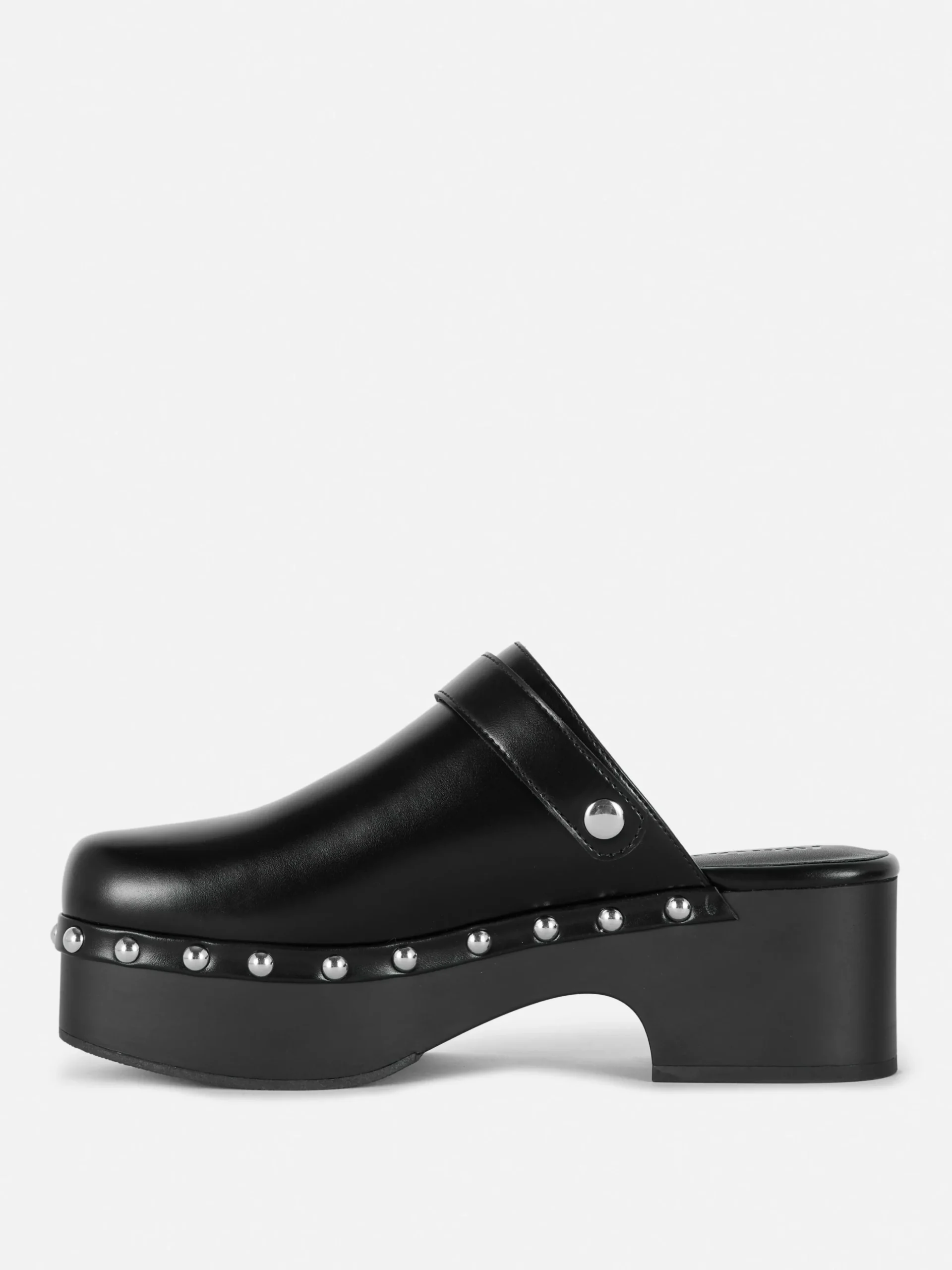 sabots_clouts__talon_pais_3.webp Sabots Cloutés à Talon épais Rita Ora