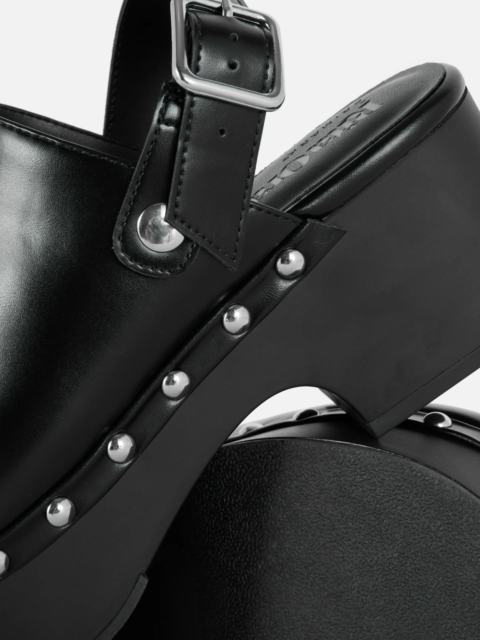 sabots_clouts__talon_pais_4.webp Sabots Cloutés à Talon épais Rita Ora