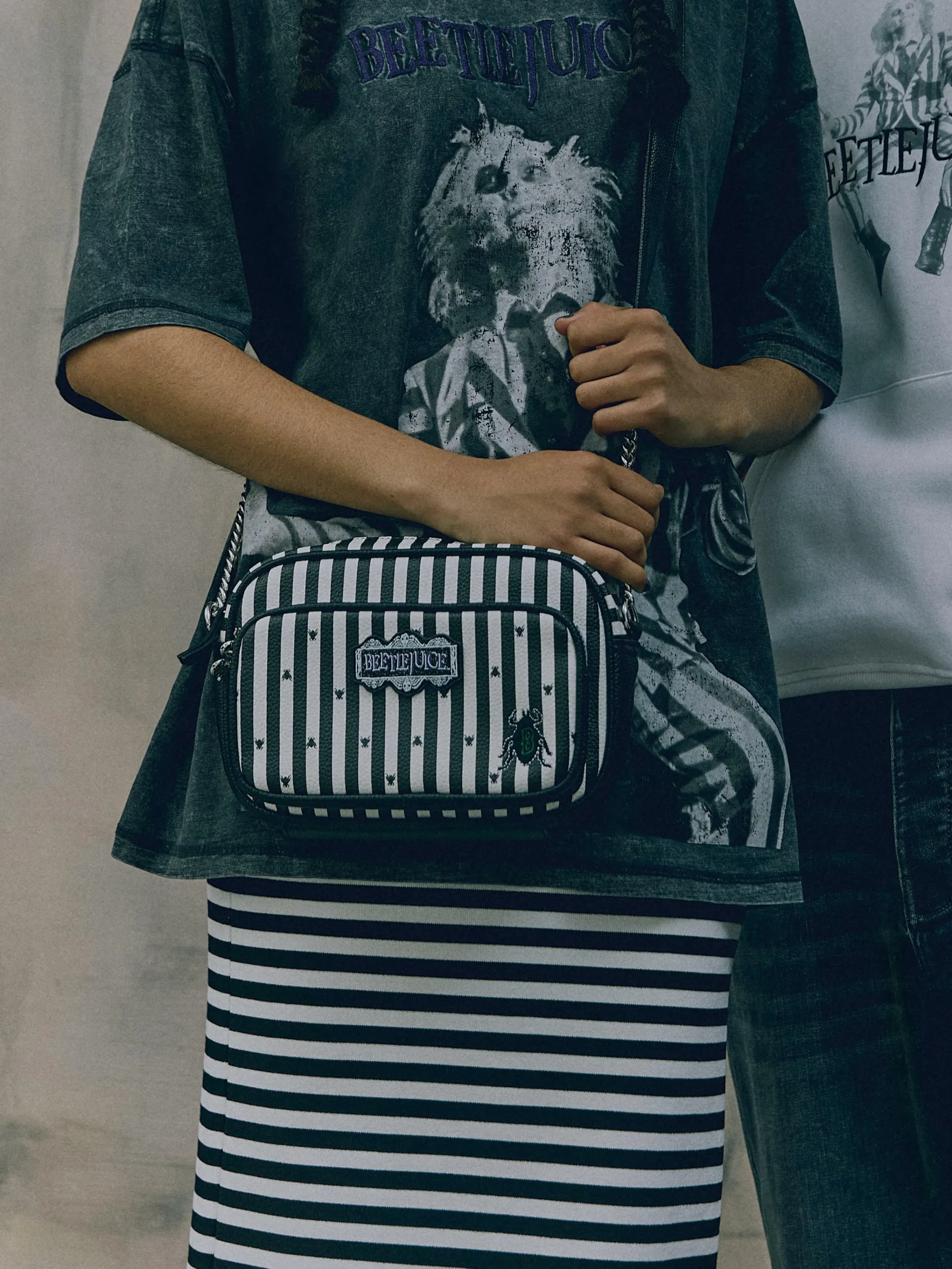 sac__bandoulire_beetlejui_1.webp Sac à Bandoulière Beetlejuice