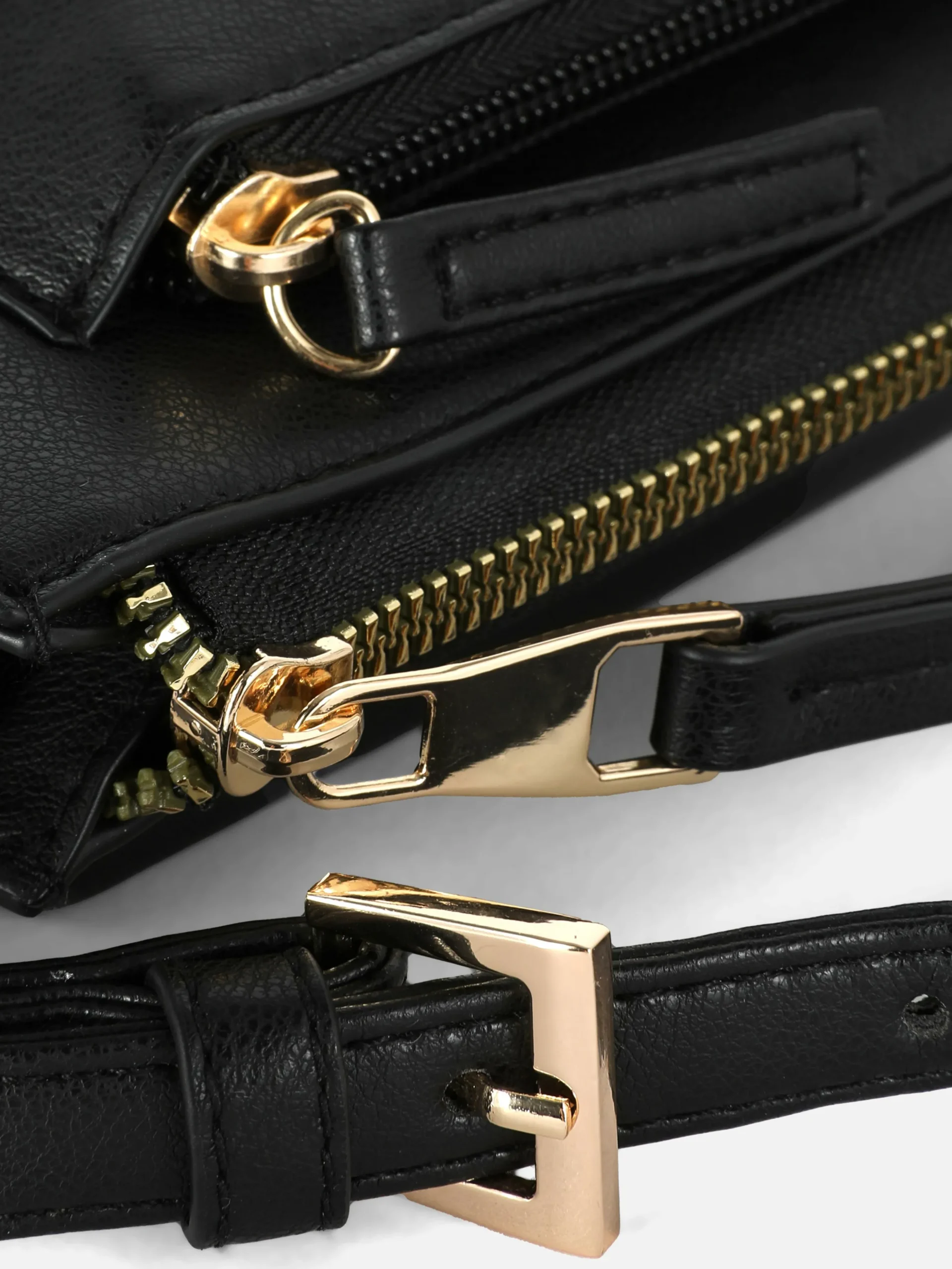 sac__bandoulire_en_simili_2.webp Sac à Bandoulière En Simili Cuir