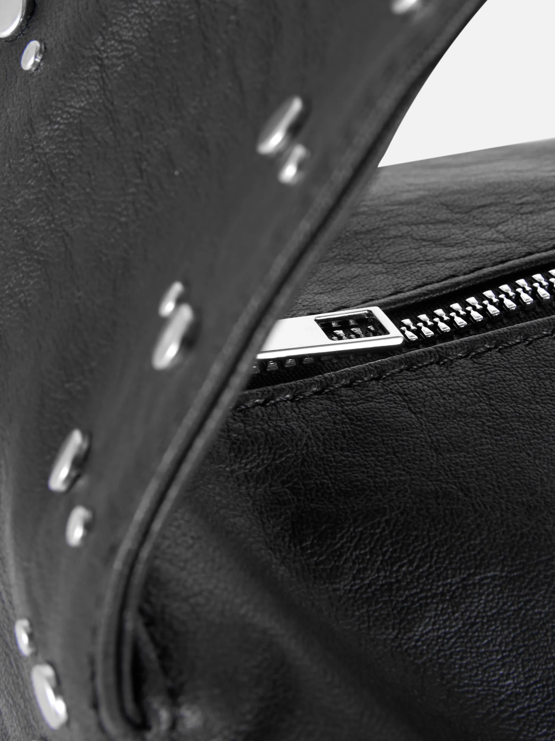 sac_fourretout_en_simili__2-3.webp Sac Fourre-tout En Simili Cuir Clouté Rita Ora