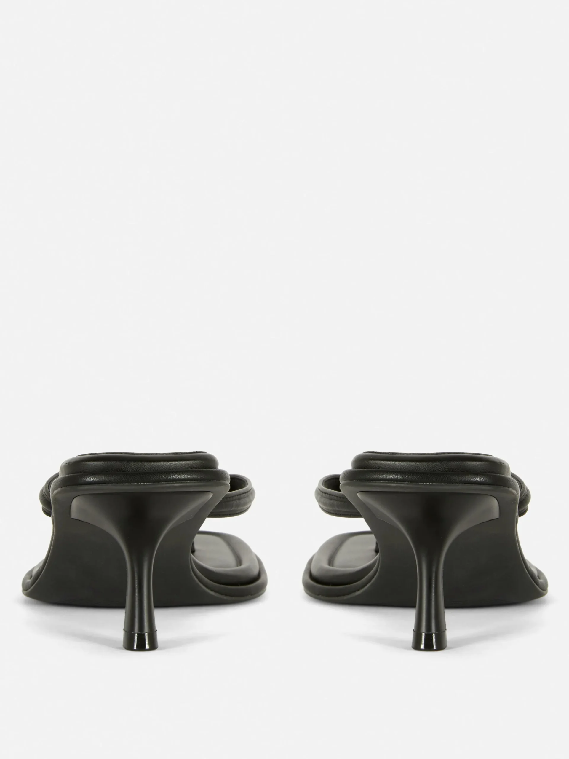 sandales__talon_bas_avec__2.webp Sandales à Talon Bas Avec Entre-doigt