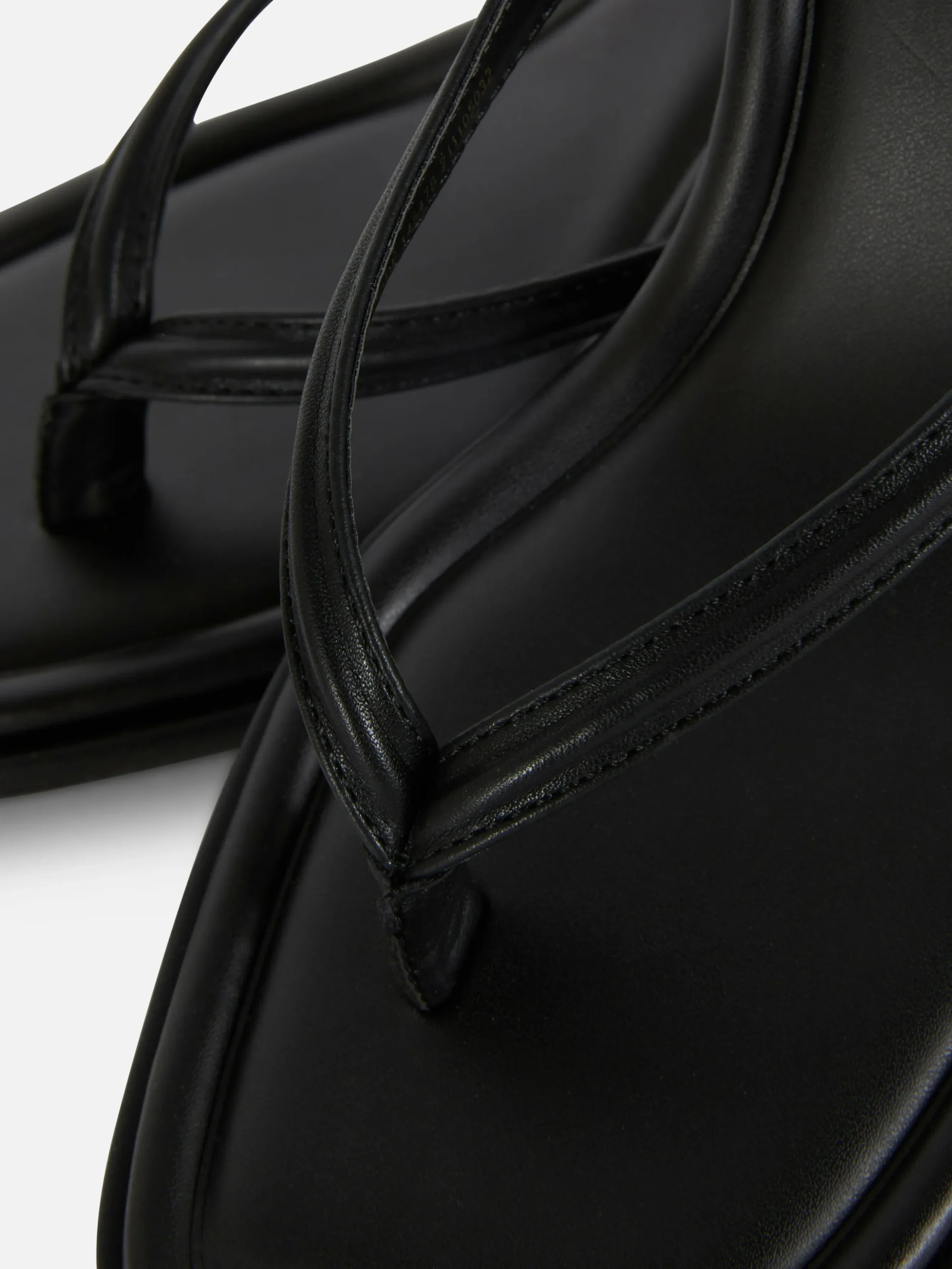 sandales__talon_bas_avec__4.webp Sandales à Talon Bas Avec Entre-doigt