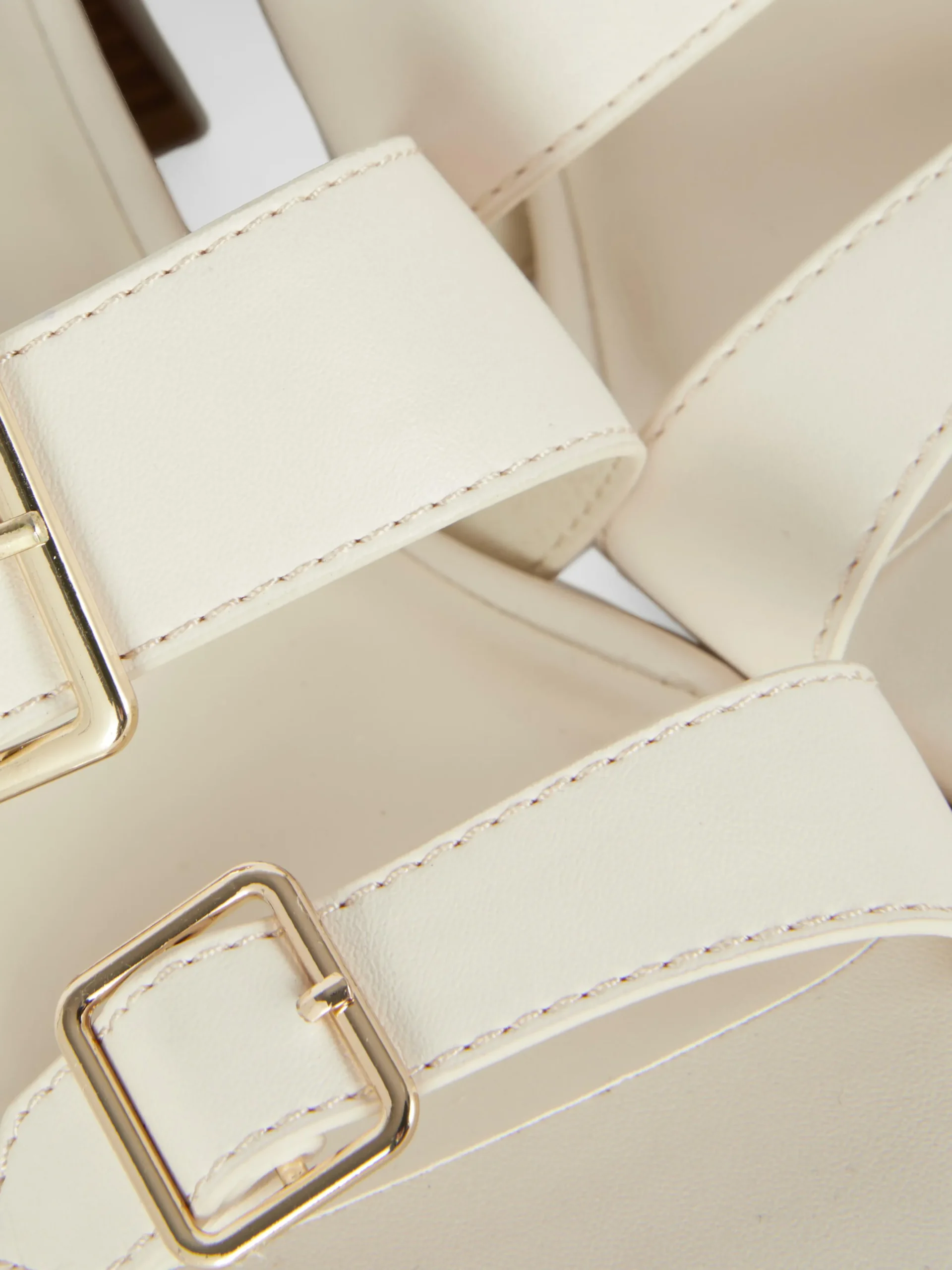 sandales__talon_bloc_avec_4.webp Sandales à Talon Bloc Avec Boucles