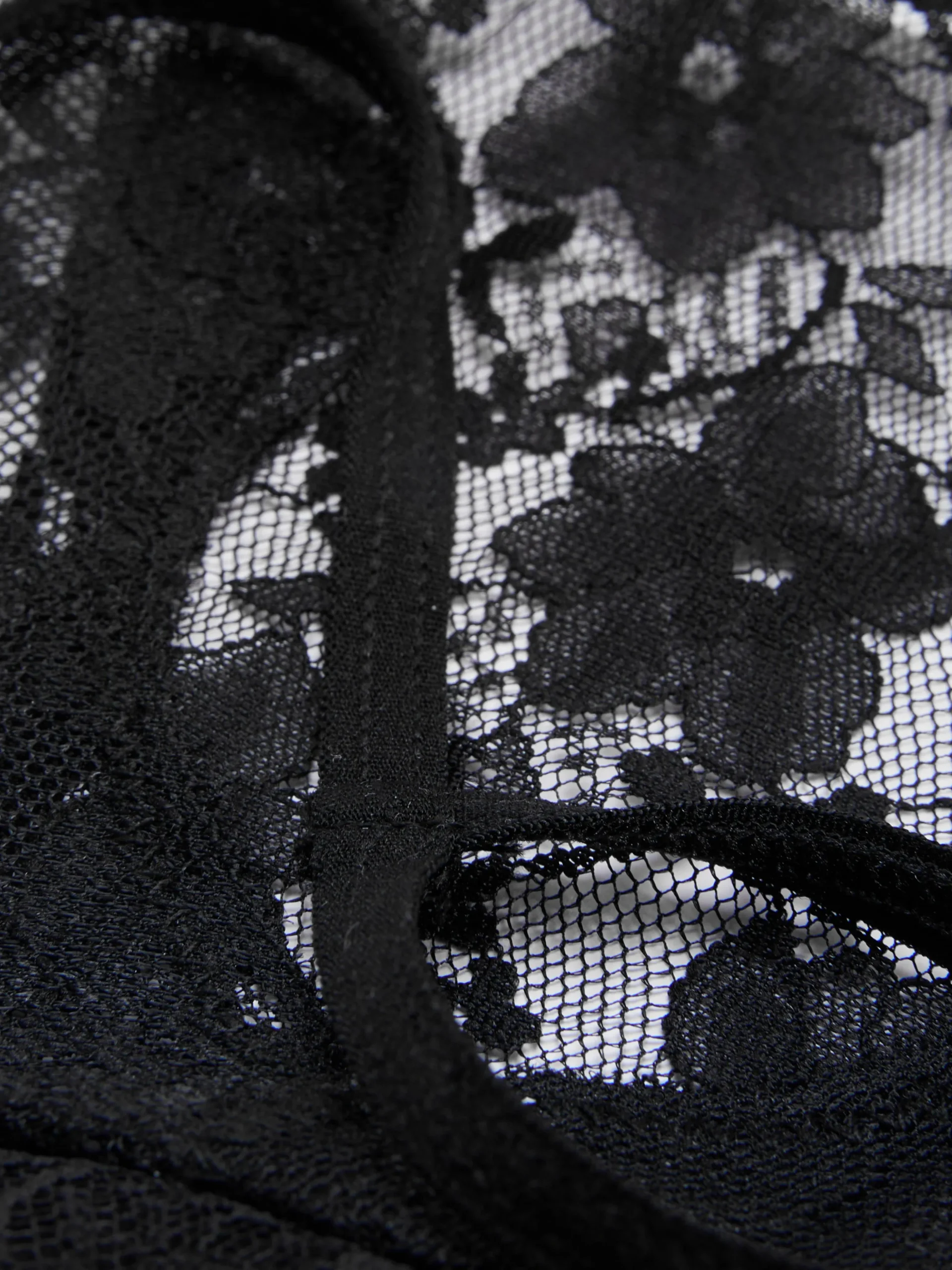 string_en_dentelle__motif_1.webp String En Dentelle à Motif Floral