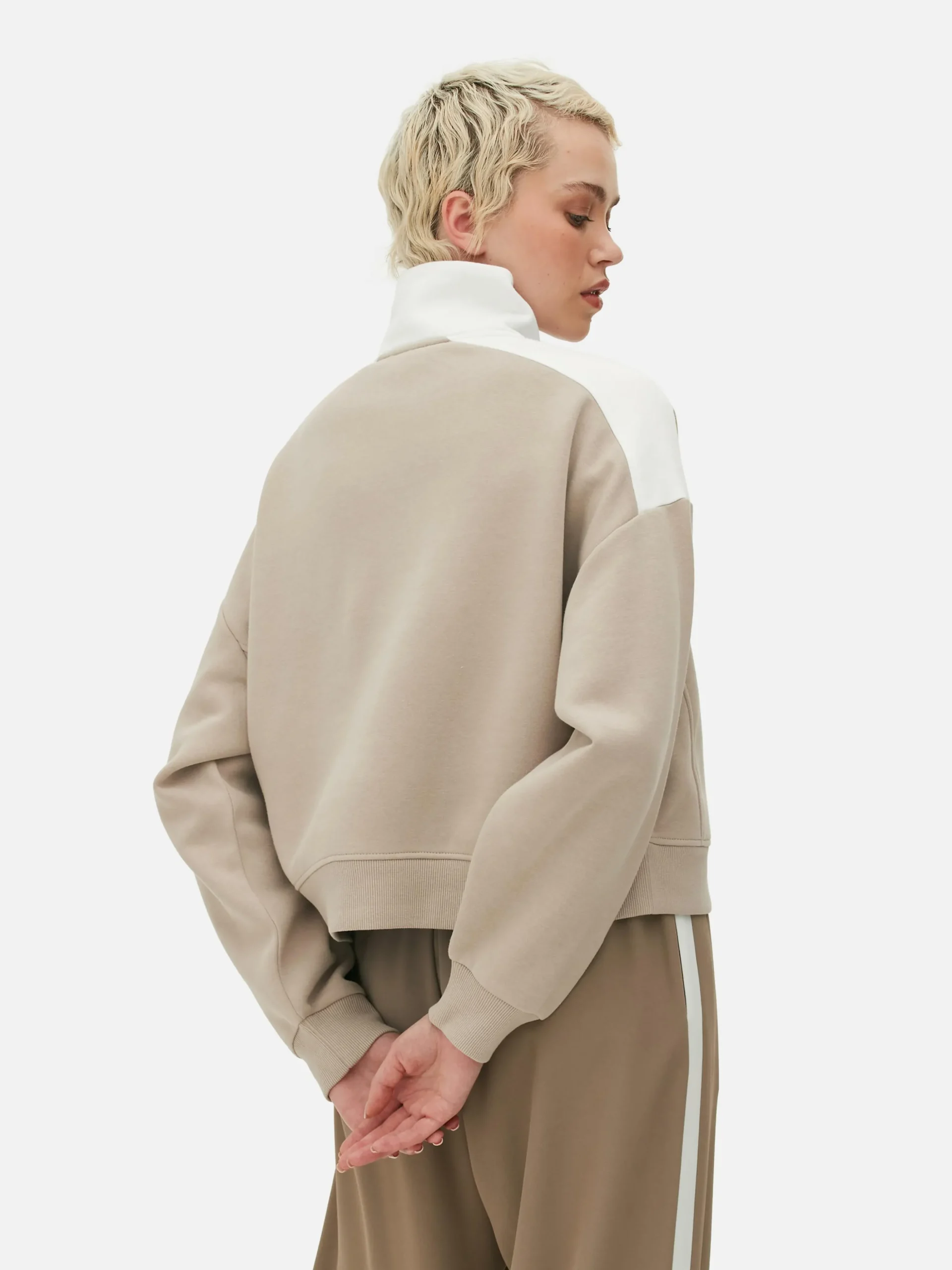 sweatshirt_graphique__col_3-1.webp Sweat-shirt Graphique à Col Cheminée