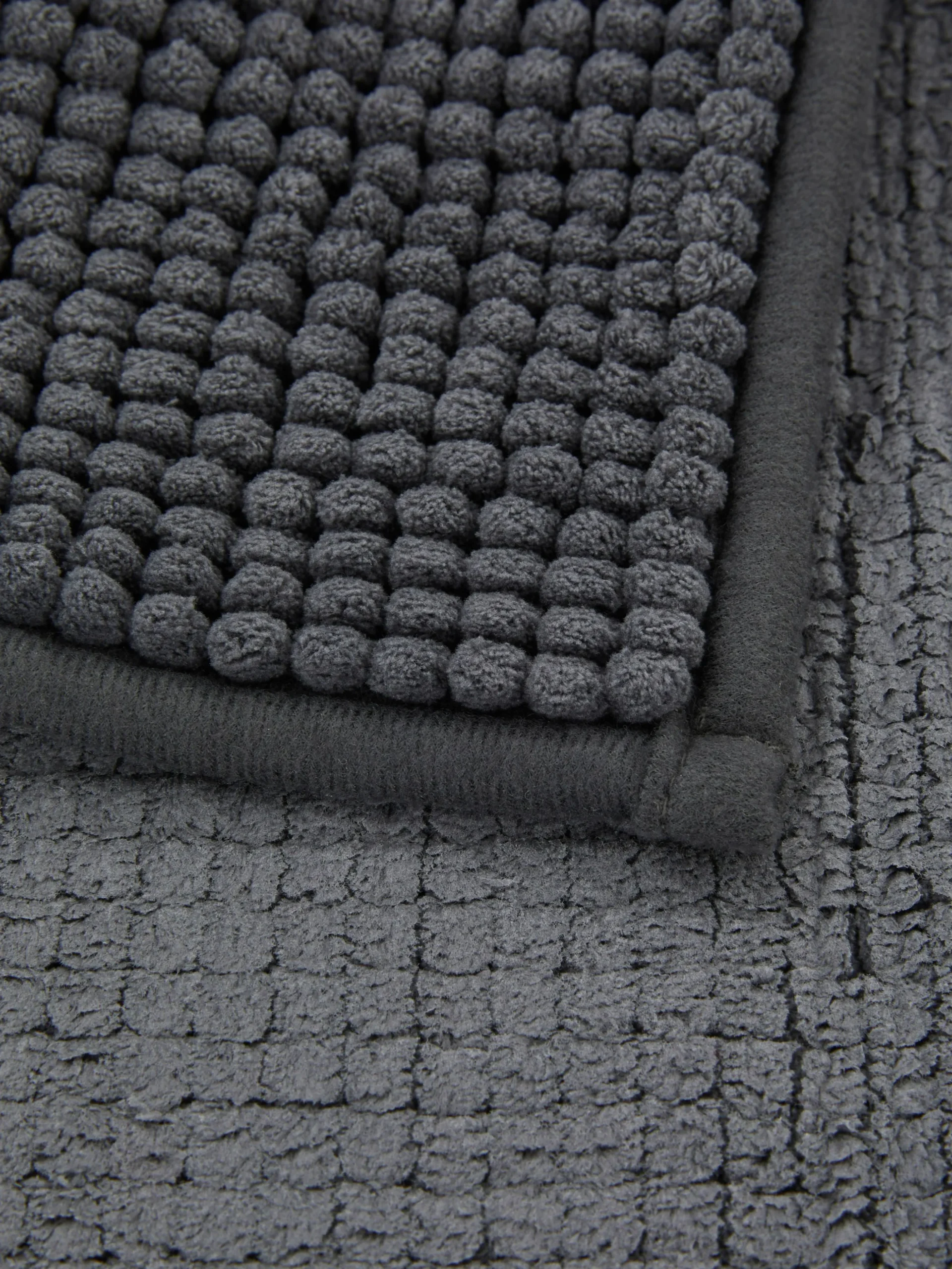 tapis_de_bain_en_maille_c_1.webp Tapis De Bain En Maille Chenille