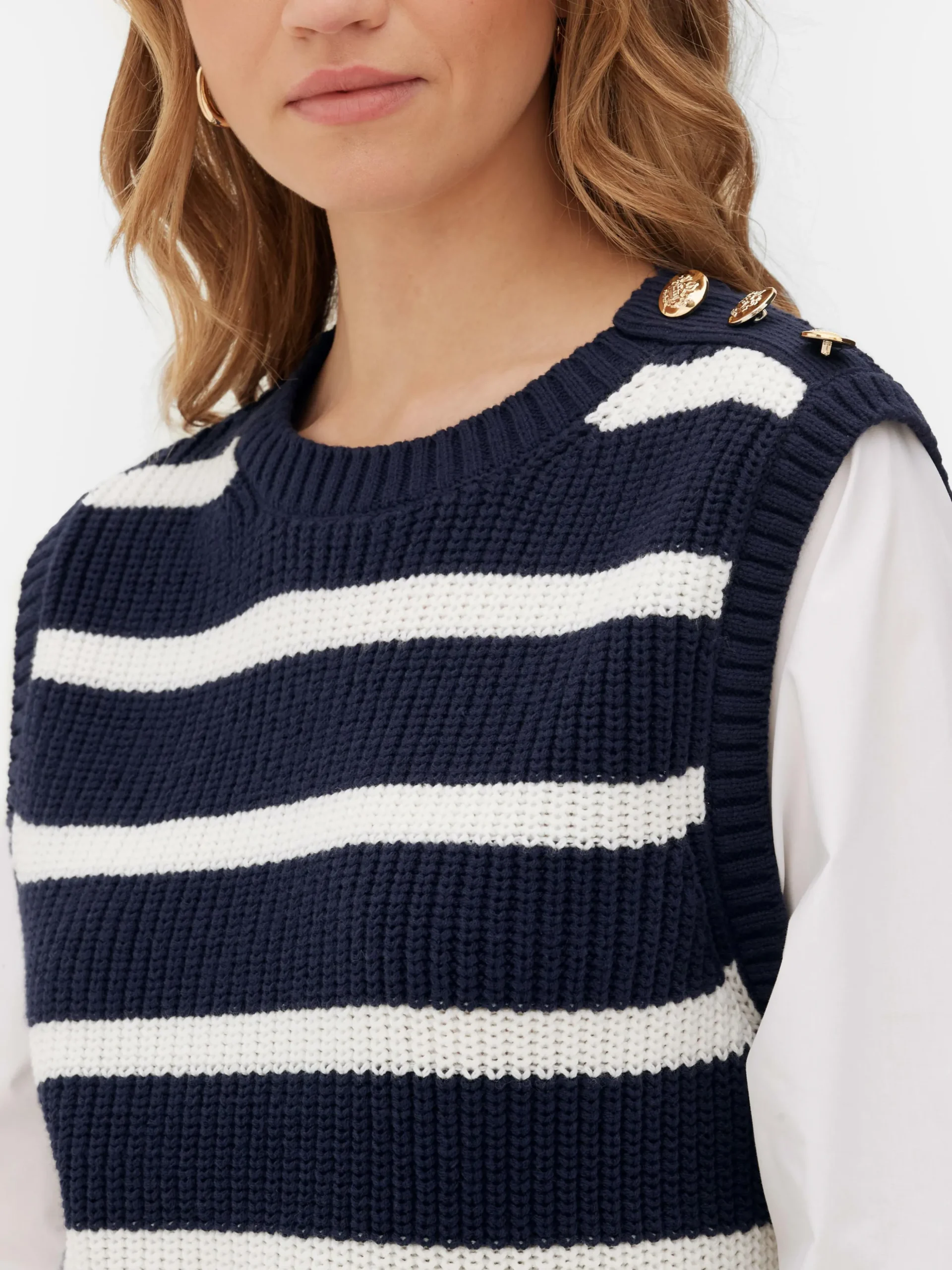 tenue_deuxenun_dbardeur_e_2.webp Tenue Deux-en-un Débardeur En Tricot Et Chemise