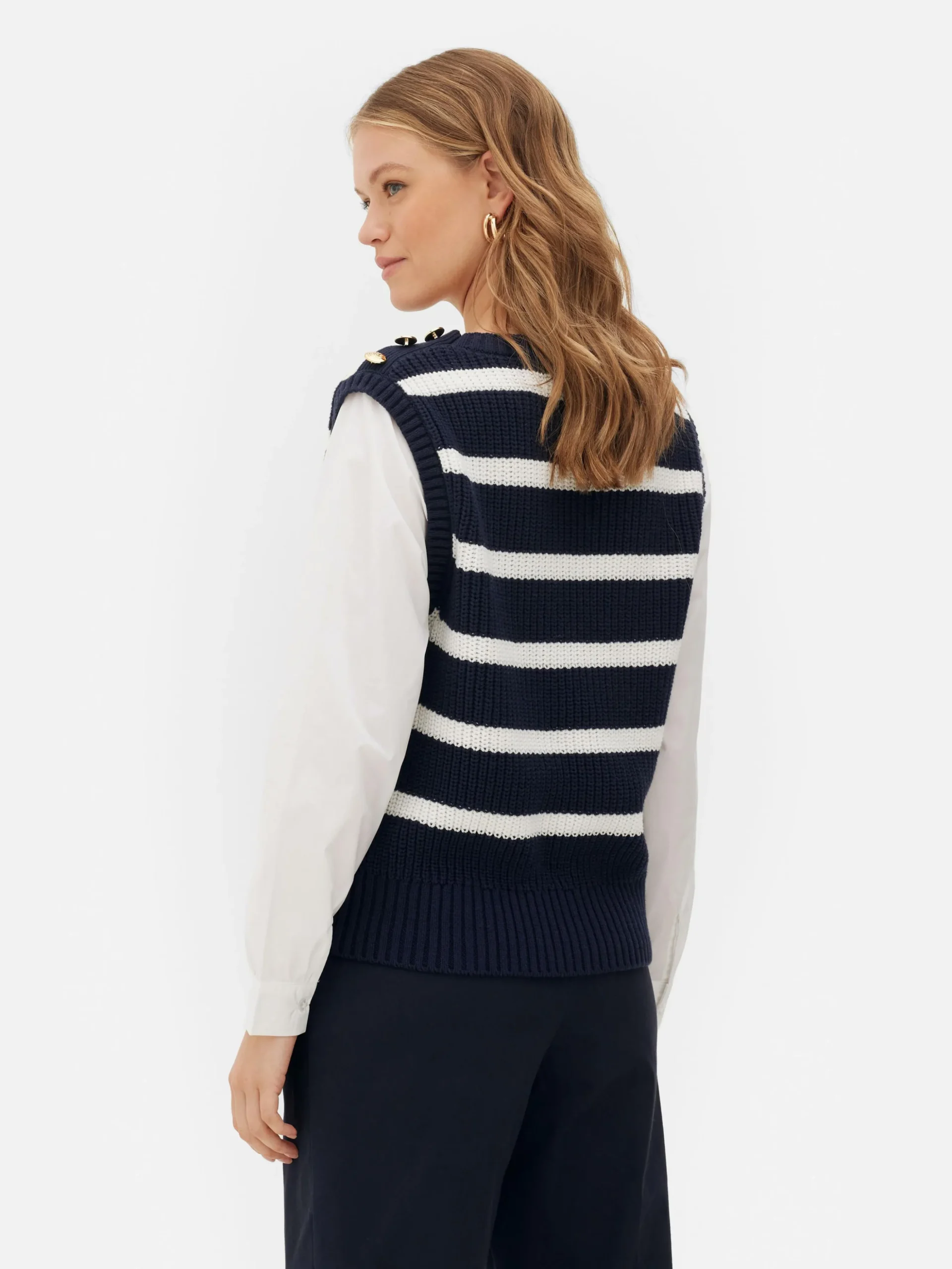 tenue_deuxenun_dbardeur_e_3.webp Tenue Deux-en-un Débardeur En Tricot Et Chemise