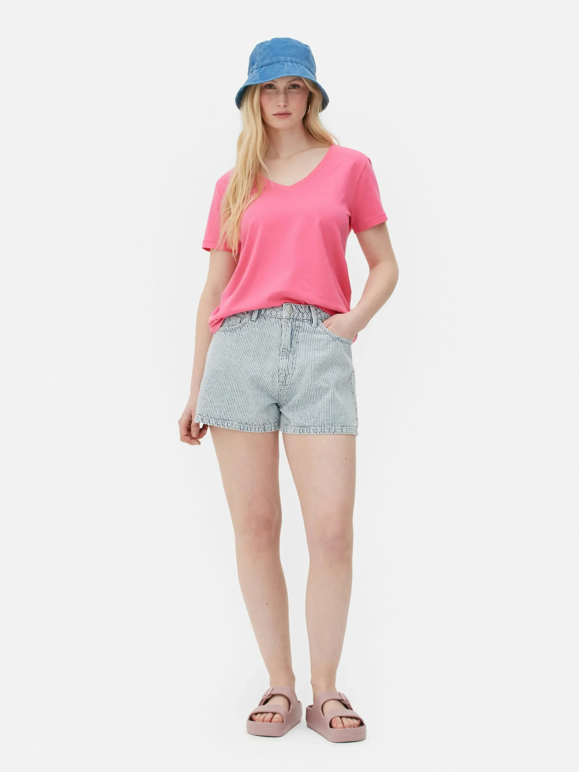 tshirt__col_en_v_et_manch_0-3.webp T-shirt à Col En V Et Manches Courtes