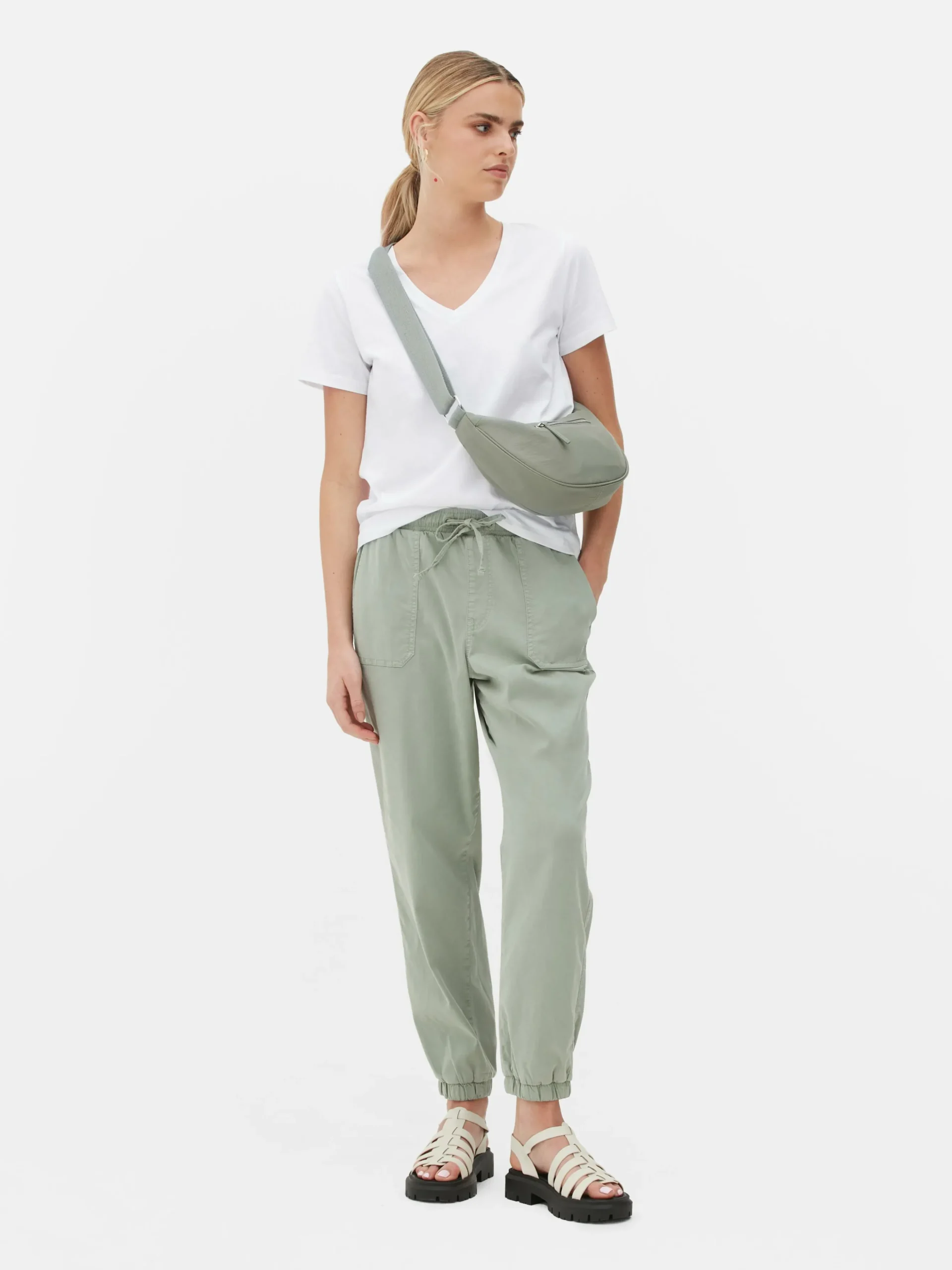 tshirt__col_en_v_et_manch_0.webp T-shirt à Col En V Et Manches Courtes