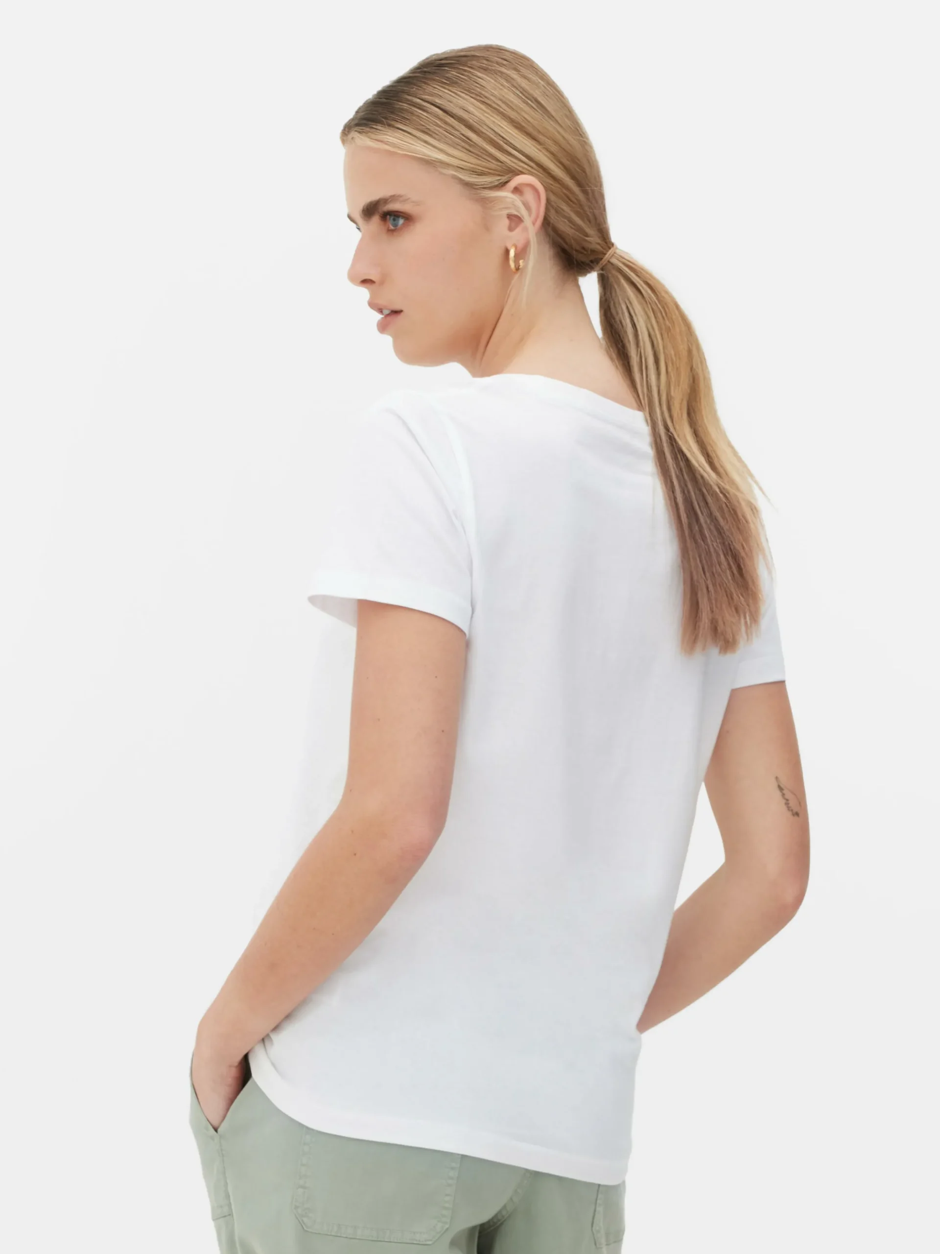 tshirt__col_en_v_et_manch_3.webp T-shirt à Col En V Et Manches Courtes