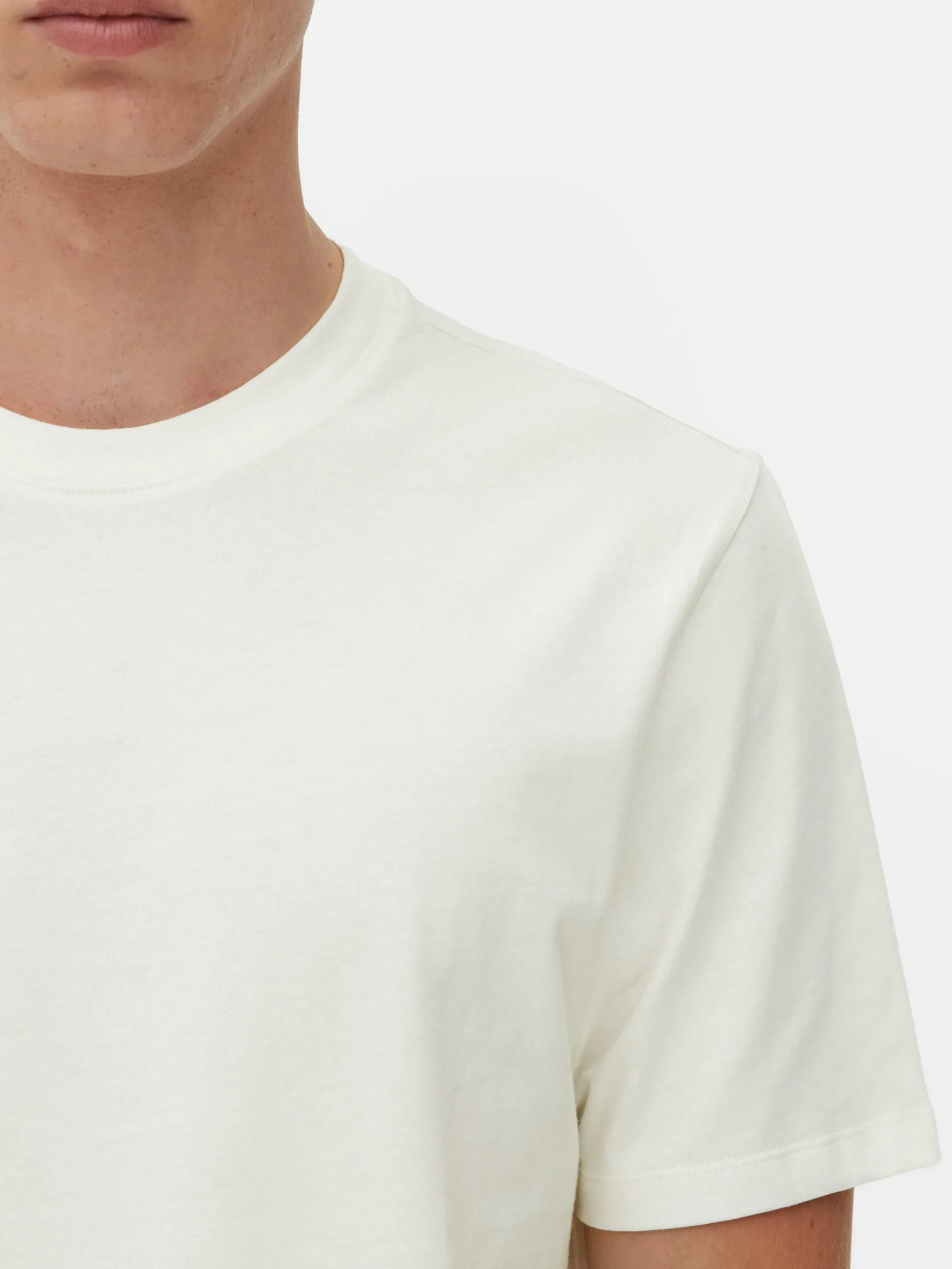 tshirt__col_rasducou_coup_2-2.webp T-shirt à Col Ras-du-cou Coupe Regular