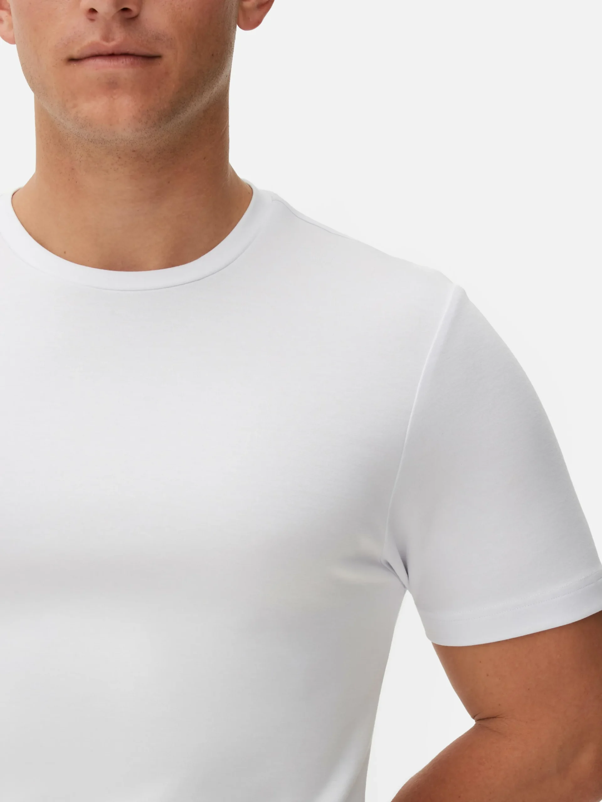 tshirt__col_rasducou_kem_2-1.webp T-shirt à Col Ras-du-cou Kem