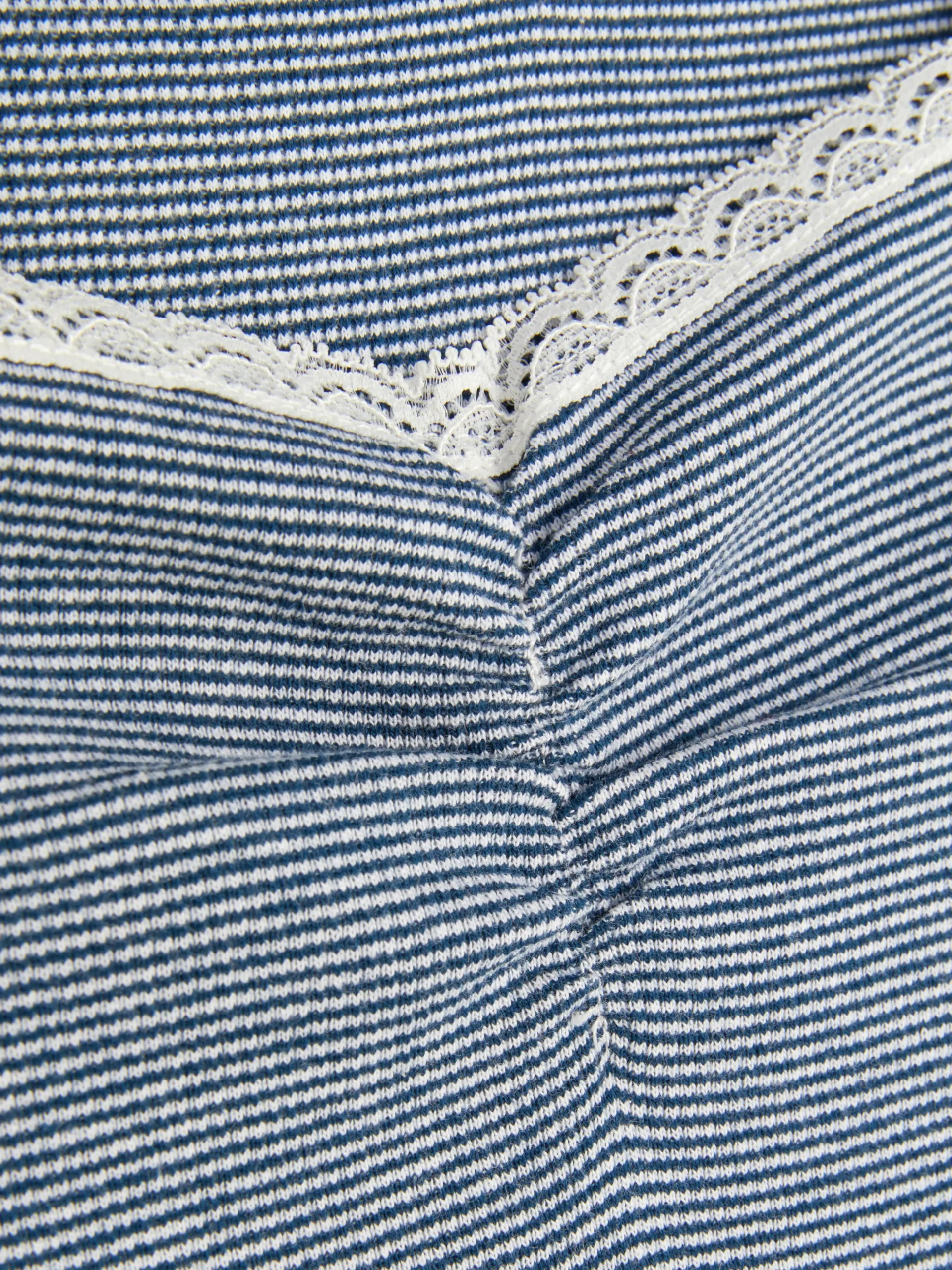 tshirt__rayures_et__finit_4.webp T-shirt à Rayures Et à Finitions En Dentelle