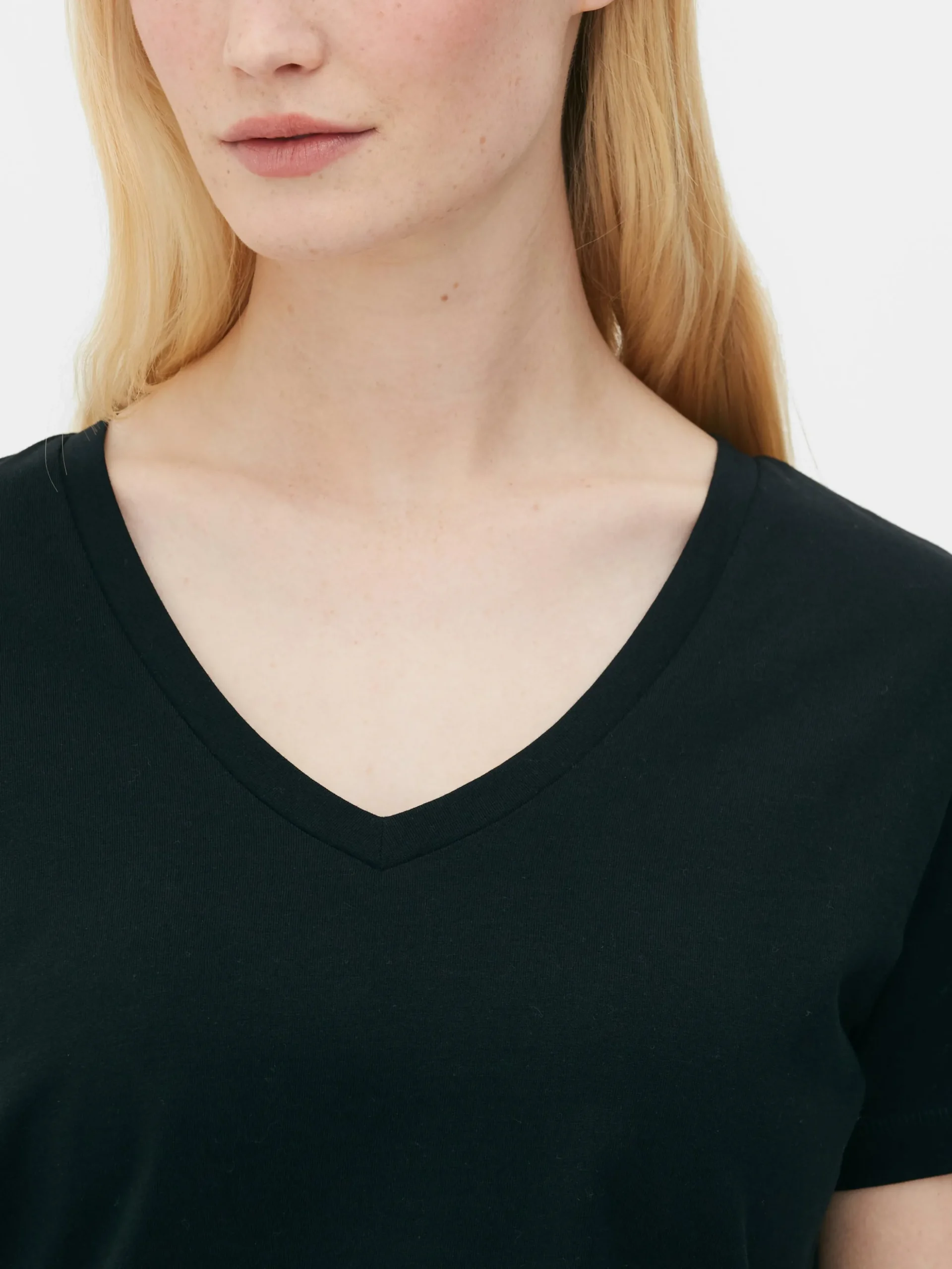 tshirt_coupe_regular__col_2-1.webp T-shirt Coupe Regular à Col En V