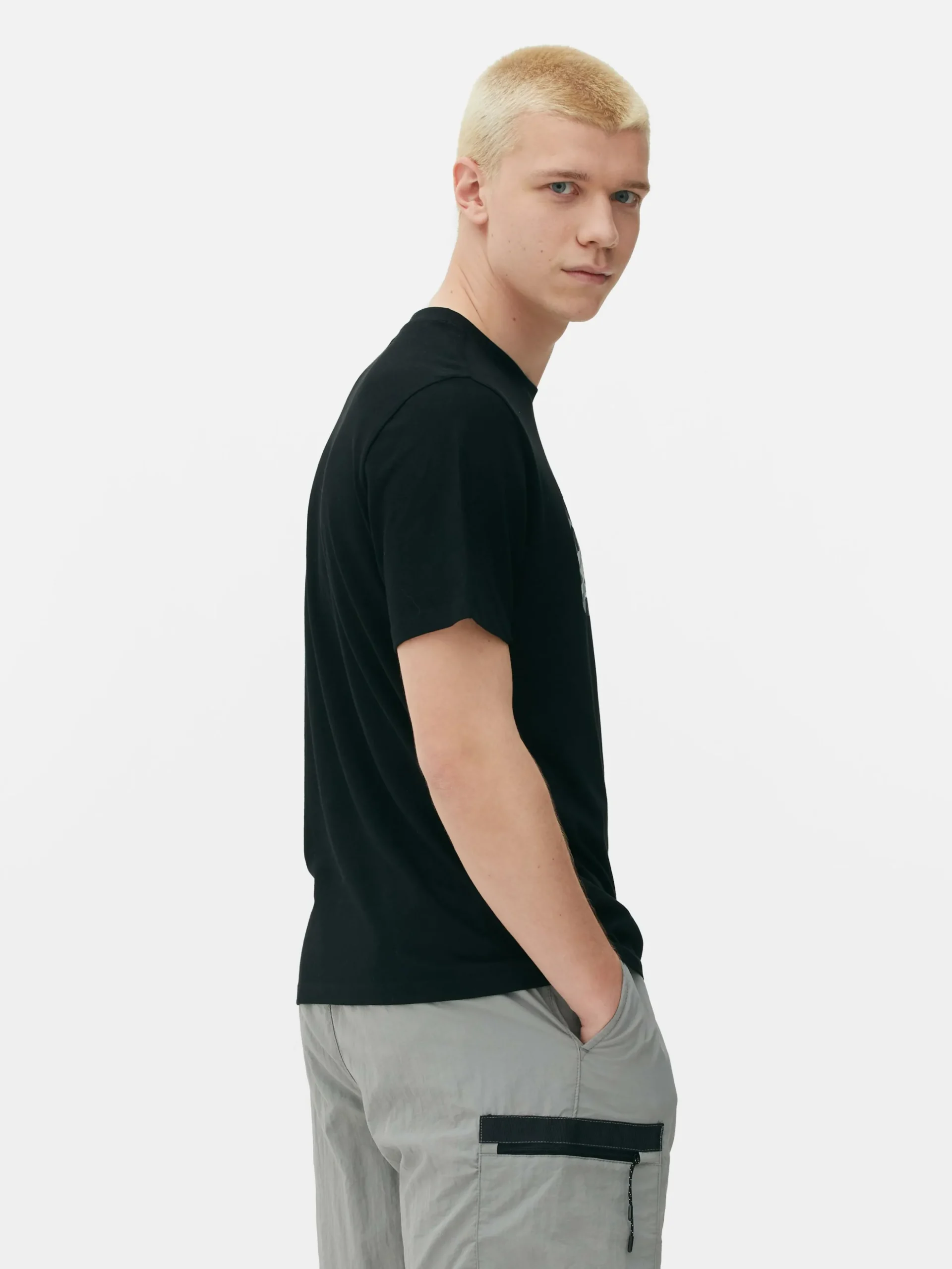 tshirt_graphique__motif_p_3.webp T-shirt Graphique à Motif Pochoir Original