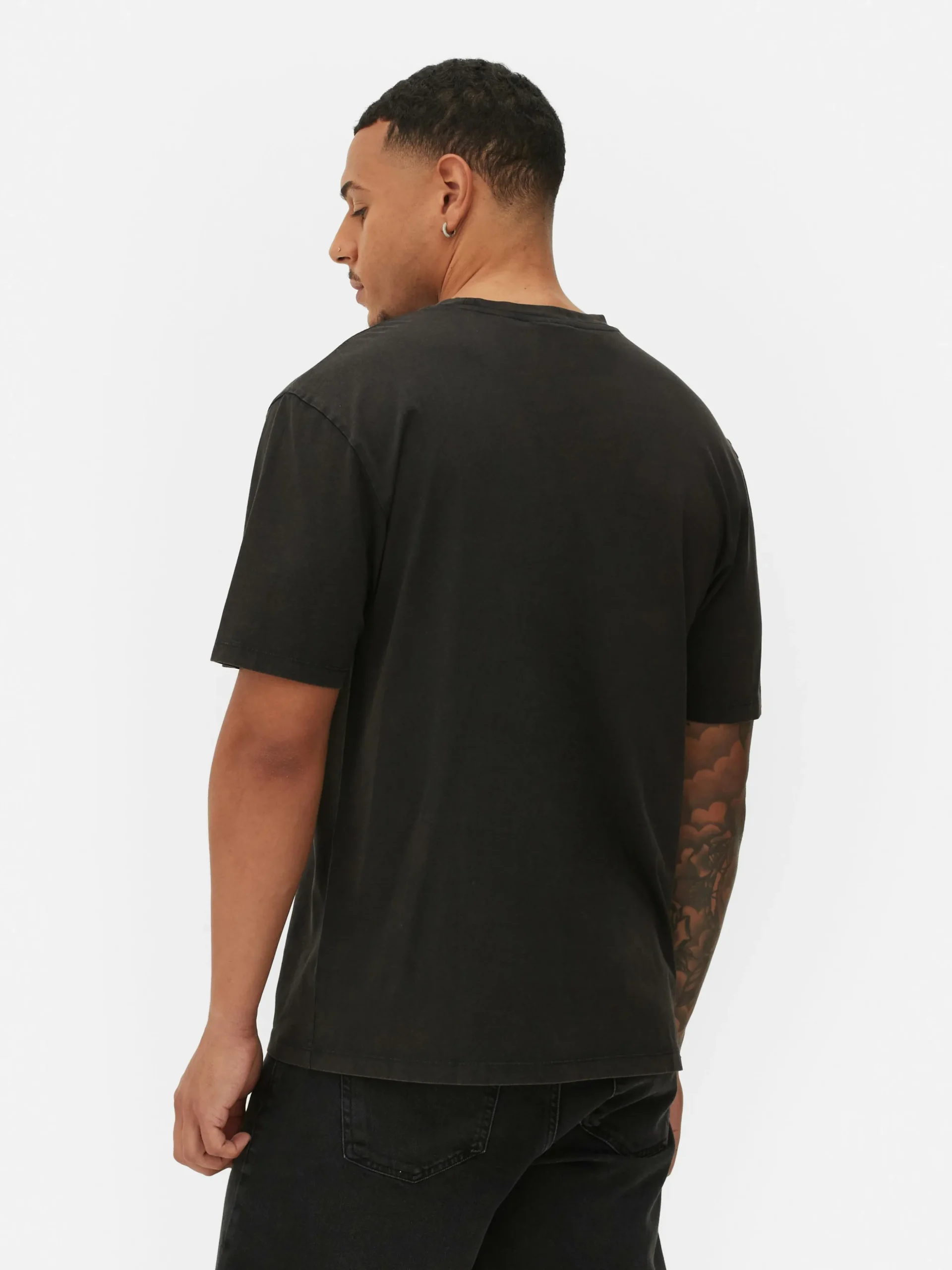 un_tshirt_graphique_orang_3.webp Un T-shirt Graphique Orange Mécanique