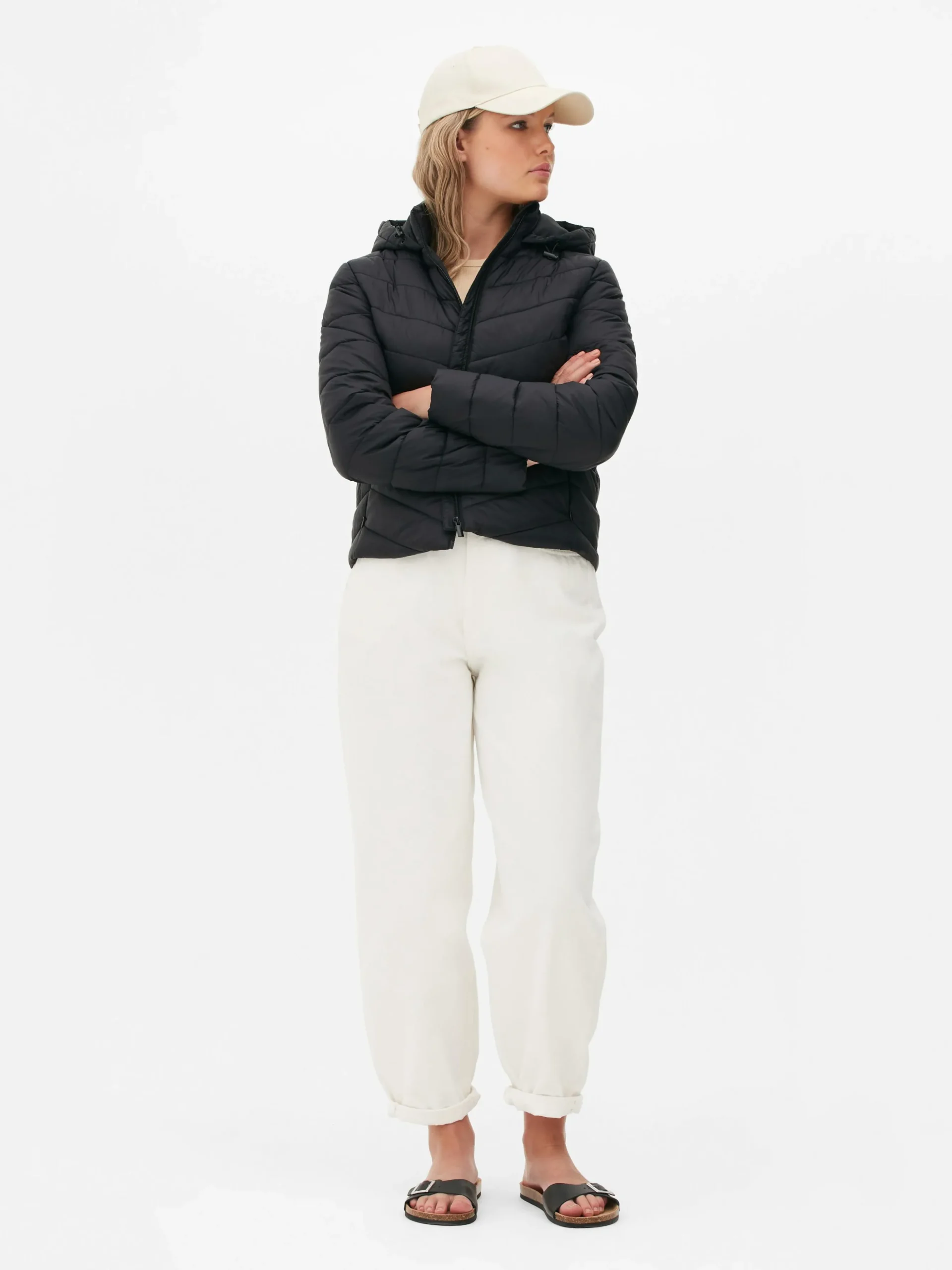 une_doudoune_rembourre__c_1.webp Une Doudoune Rembourrée à Capuche Super Légère