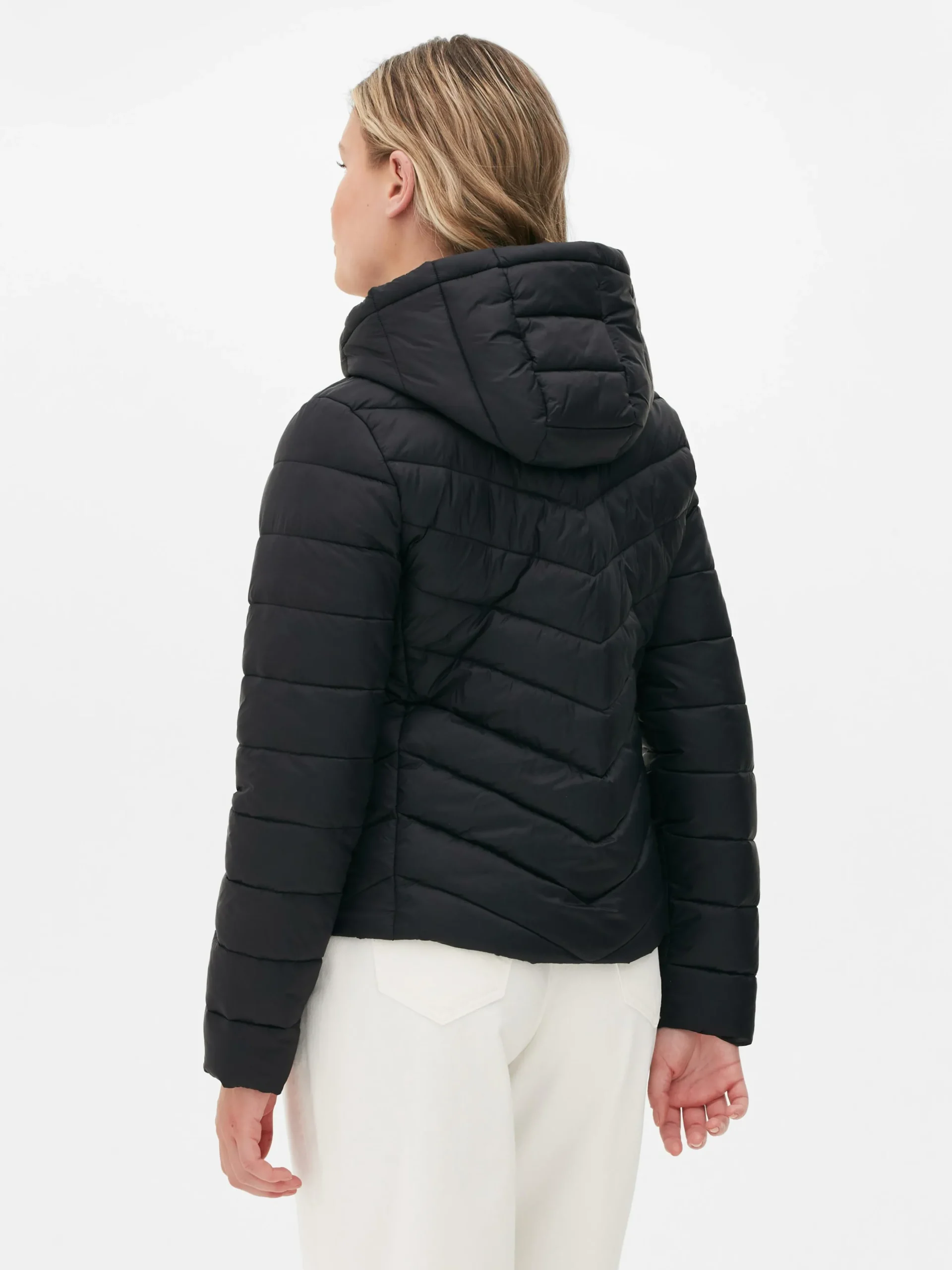 une_doudoune_rembourre__c_3.webp Une Doudoune Rembourrée à Capuche Super Légère