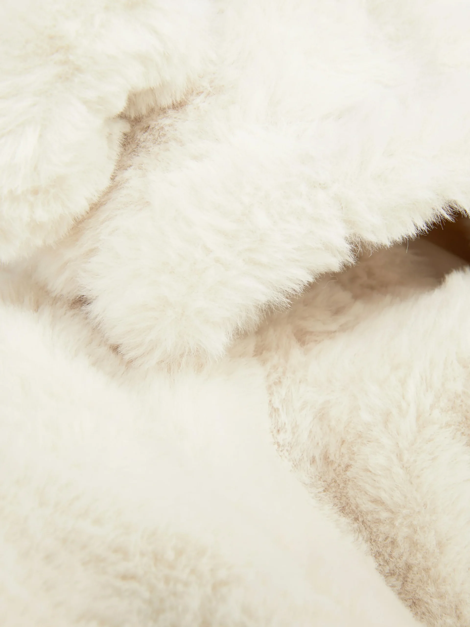 veste__capuche_en_fausse__2.webp Veste à Capuche En Fausse Fourrure