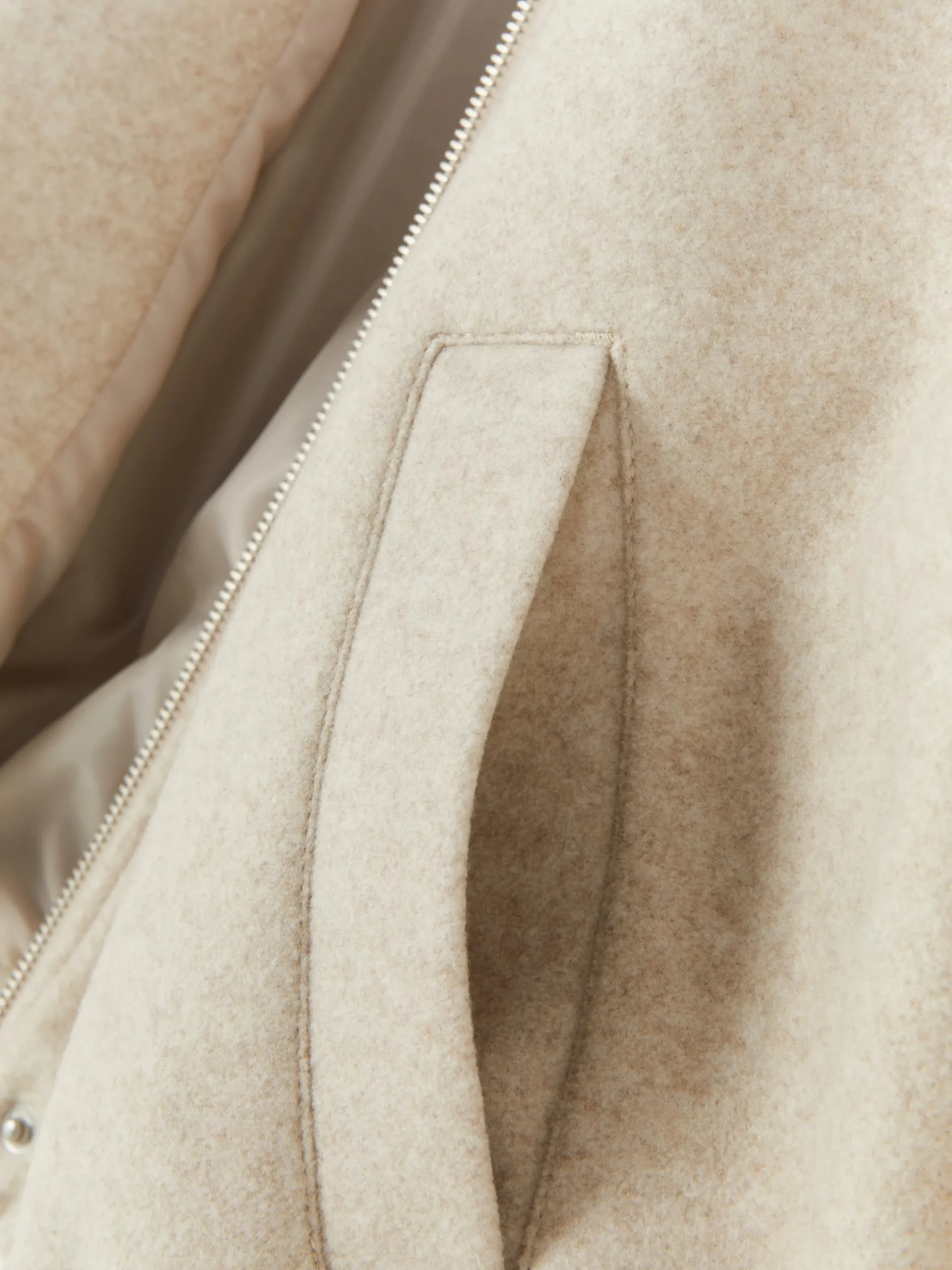 veste__ourlet_boule_5-1.webp Veste à Ourlet Boule