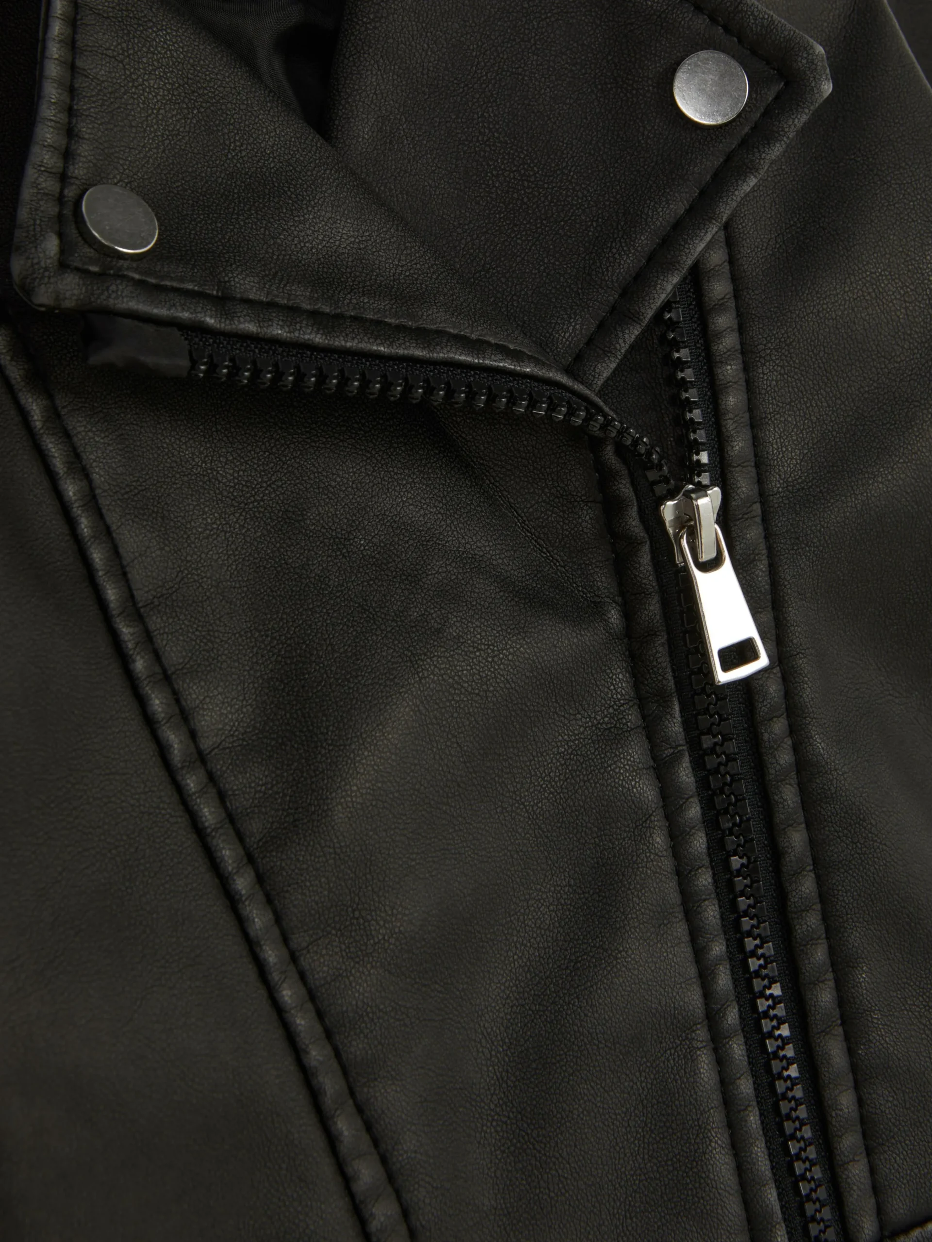 veste_de_motard_en_simili_4-3.webp Veste De Motard En Simili Cuir