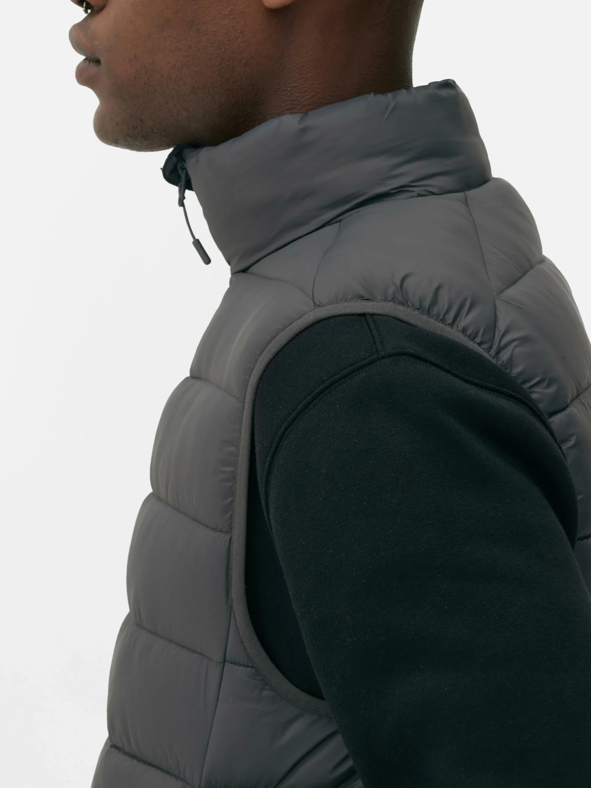 veste_rembourre_et_zippe__2-2.webp Veste Rembourrée Et Zippée Sans Manches