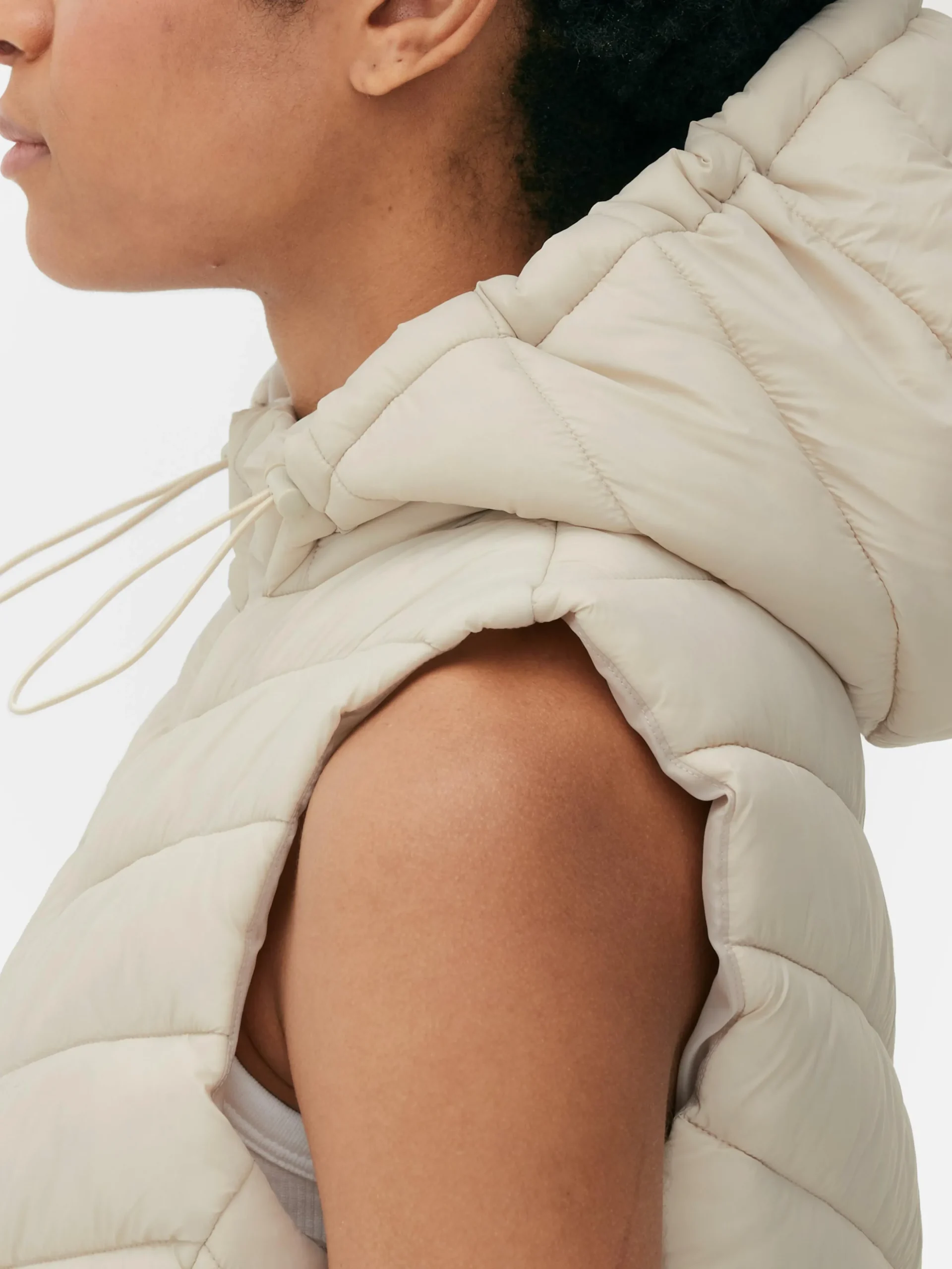 veste_sans_manche__capuch_2.webp Veste Sans Manche à Capuche